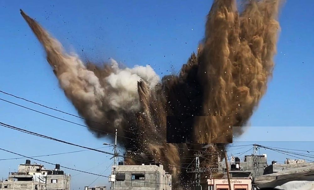 طائرات الاحتلال تقصف منازل الفلسطينيين في مخيم النصيرات بقطاع غزة - وفا