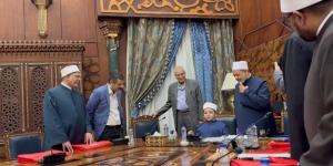 شيخ الأزهر يحتفي بالطفل أنس مُتقن حفظ المتون ويجلسه على كرسيه ويشيد بموهبته.. فيديو - الكويت الاخباري