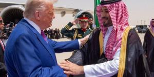 رئيس الولايات المتحدة الأمريكية يصل المملكة في زيارة دولة وسمو ولي العهد في مقدمة مستقبليه - الكويت الاخباري