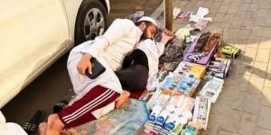 صورة تهز القلوب .. بائع متجول ينام على الرصيف مٌحتضنًا طفلته بالقاهرة| شاهد - الكويت الاخباري