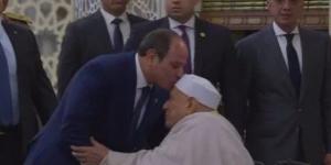 لفتة إنسانية.. الرئيس السيسي يقبل رأس الدكتور أحمد عمر هاشم خلال صلاة عيد الأضحى - الكويت الاخباري