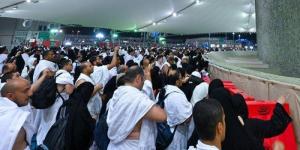 حجاج بيت الله الحرام يرمون جمرة العقبة الكبرى في مشعر منى - الكويت الاخباري