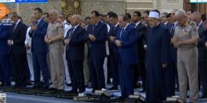 الرئيس السيسي يقبل رأس أحمد عمر هاشم أثناء صلاة عيد الأضحى - الكويت الاخباري