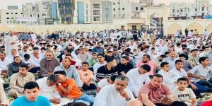حشود كبيرة من المصلين يؤدون صلاة العيد بالمجمع الاسلامي بمدينة السادات - الكويت الاخباري
