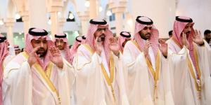 أمير منطقة جازان ونائبه يؤديان صلاة عيد الأضحى - الكويت الاخباري
