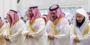 أمير منطقة الجوف ونائبه يؤدّيان صلاة عيد الأضحى - الكويت الاخباري
