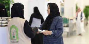 توزيع هدية خادم الحرمين على الحجاج المغادرين عبر منفذ عرعر - الكويت الاخباري