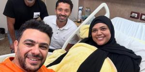 ابن الأصول .. كريم محمود عبد العزيز يساند كريم الحسيني بعد خضوع زوجته لعملية جراحية|صور - الكويت الاخباري