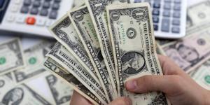 الدولار يحوم حول أدنى مستوى في 3 سنوات ونصف السنة - الكويت الاخباري