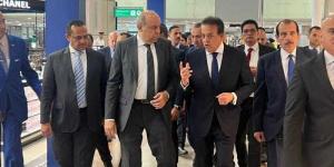 نائب رئيس الوزراء وزير الصحة ووزير الطيران المدني يتفقدان عيادات الحجر الصحي وأجهزة إزالة الرجفان القلبي المستحدثة بمطار القاهرة الدولي - الكويت الاخباري
