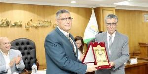 محافظ الجيزة يترأس اجتماع المجلس التنفيذي ويكرم مدير مديرية الطب البيطري لبلوغه سن المعاش - الكويت الاخباري