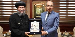 محافظ المنيا يستقبل الأنبا بُقطر ويشيد بدور الكنيسة في ترسيخ المحبة والوحدة الوطنية - الكويت الاخباري