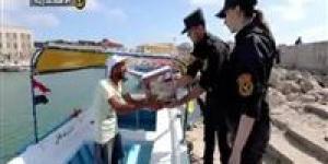 الداخلية توزع مساعدات عينية علي المواطنين احتفالا بذكرى ثورة 30 يونيو - الكويت الاخباري