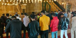 ما هو حد المرور أمام المصلي؟.. مجمع البحوث الإسلامية يكشف - الكويت الاخباري