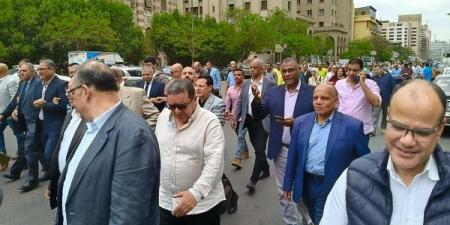 مسيرة دار التحرير الى نقابة الصحفيين للتسجيل في كشوف الجمعية العمومية - الكويت الاخباري