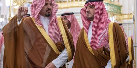 وزير الداخلية يزور المسجد النبوي ويؤدي الصلاة في الروضة الشريفة - الكويت الاخباري