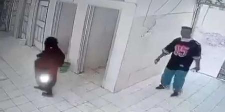 فضيحة أخلاقية .. شاب وفتاة من الفئات المهمشة ينتهكان قدسية مسجد بالمكلا والأمن يتحرك - الكويت الاخباري