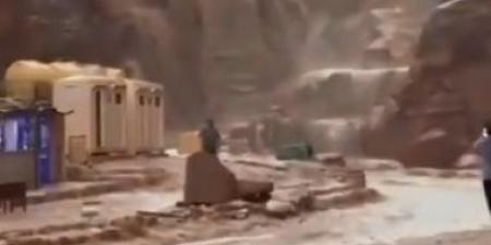 مشهد صادم من البتراء فى الأردن بسبب سيول مفاجئة حاصرت 1800 سائح.. فيديو - الكويت الاخباري