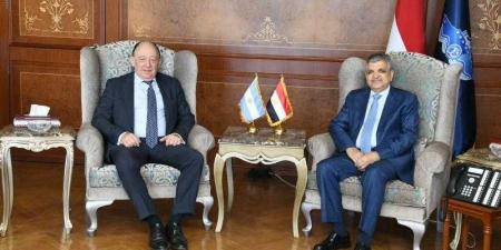 الفريق أسامة ربيع يلتقي السفير الأرجنتيني لبحث سبل التعاون المشترك في مجالات التكريك والنظم الملاحية المتطورة - الكويت الاخباري