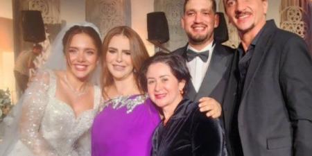 حبيبتي وبنت حبيبتي.. دنيا عبدالعزيز تهنئ رنا رئيس بحفل زفافها - الكويت الاخباري