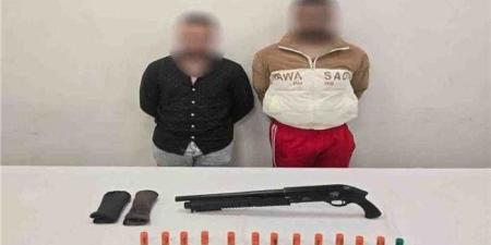 كشف ملابسات واقعة إطلاق عيار نارى تجاه إحدى السيارات بالقاهرة.. وضبط مرتكبا الواقعة - الكويت الاخباري