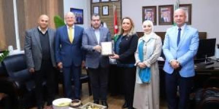 جامعة البترا تكرم خريجتها الدكتورة بسمة عثمان لتميزها المهني والأكاديمي - الكويت الاخباري