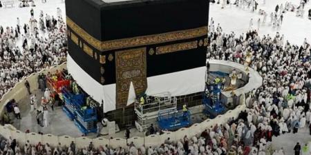 رفع كسوة الكعبة المشرفة استعدادا لموسم حج 1446هـ - صور - الكويت الاخباري