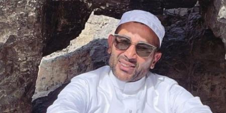 أحمد سعد داخل المسجد النبوى الشريف بعد إزالة التاتو - الكويت الاخباري
