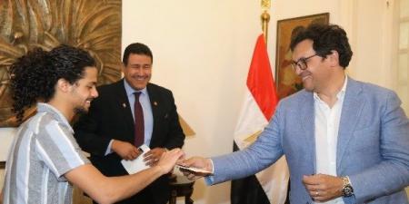 وزير الثقافة يُسلم بطاقات “أهلاً وسهلاً بالطلبة” لأوائل المشتركين في المبادرة - الكويت الاخباري