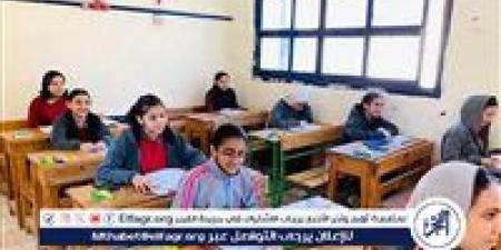 طلاب  الشهادة الإعدادية بالمنيا  يؤدون امتحان مادتى  الدراسات الاجتماعيه والتربية الفنية - الكويت الاخباري