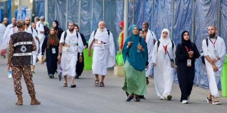 حُجِّاج بيت الله الحرام يتوافدون إلى مشعر منى لقضاء يوم التروية - الكويت الاخباري