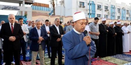 محافظ الإسماعيلية يؤدي صلاة عيد الأضحى بساحة الملاعب المفتوحة - الكويت الاخباري