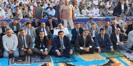 محافظ السويس يؤدي صلاة عيد الأضحى بقرية العمدة وسط حشد من القيادات والأهالي - الكويت الاخباري