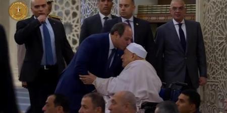 لفتة إنسانية من الرئيس السيسي مع الدكتور أحمد عمر هاشم بصلاة العيد - الكويت الاخباري