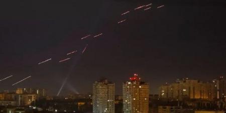 تصعيد دموي في أوكرانيا.. قتيل وعشرون جريحًا في كييف وسط هجمات جوية متبادلة - الكويت الاخباري
