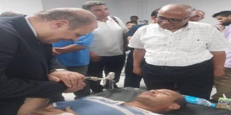 مدير تعليم قنا يطمئن على صحة الملاحظين المصابين في حادث تصادم بطريق لجان الثانوية العامة - الكويت الاخباري