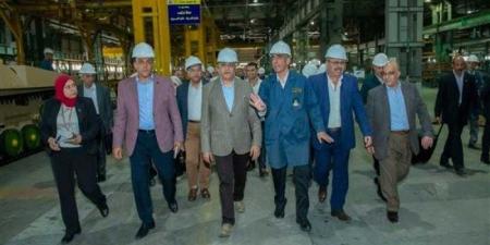 وزير الإنتاج الحربى يتابع مراحل التصنيع العسكرى والمدنى بمصنع إنتاج وإصلاح المدرعات - الكويت الاخباري
