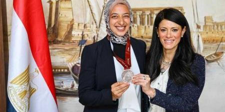 وزيرة التخطيط تُكرم لاعبة مصر بعد فوز منتخب السيدات بالميدالية البرونزية لأول بطولة أفريقية لـ «كرة القدم الأمريكية للعلم» - الكويت الاخباري