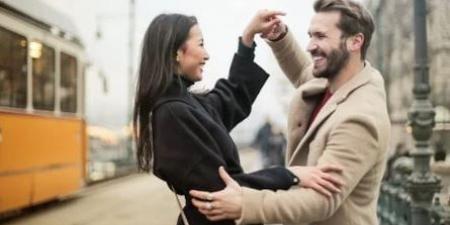4 أبراج ما بتعرفش تعبر عن حبها بالكلام لكن بتفضل الفعل.. أبرزهم السرطان - الكويت الاخباري