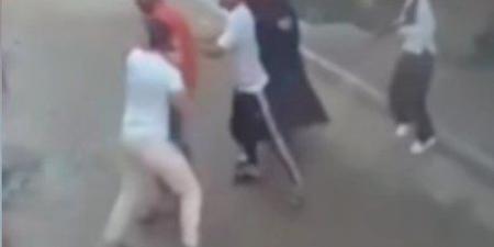 حاولوا يعاكسوها.. ضبط المتهمين بالاعتداء بضرب سيدة في الدقهلية |فيديو - الكويت الاخباري