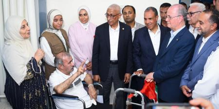 وزير الخارجية يرافق رئيس الوزراء الفلسطيني لزيارة الجرحى بمستشفى العريش - الكويت الاخباري