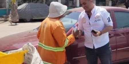 توزيع مياه باردة على عمال النظافة.. لفتة إنسانية من رئيس مدينة بنها - الكويت الاخباري