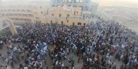 آلاف الأقباط يتوافدون على دير درنكة للاحتفال بـ"صوم العذراء" في أسيوط - الكويت الاخباري