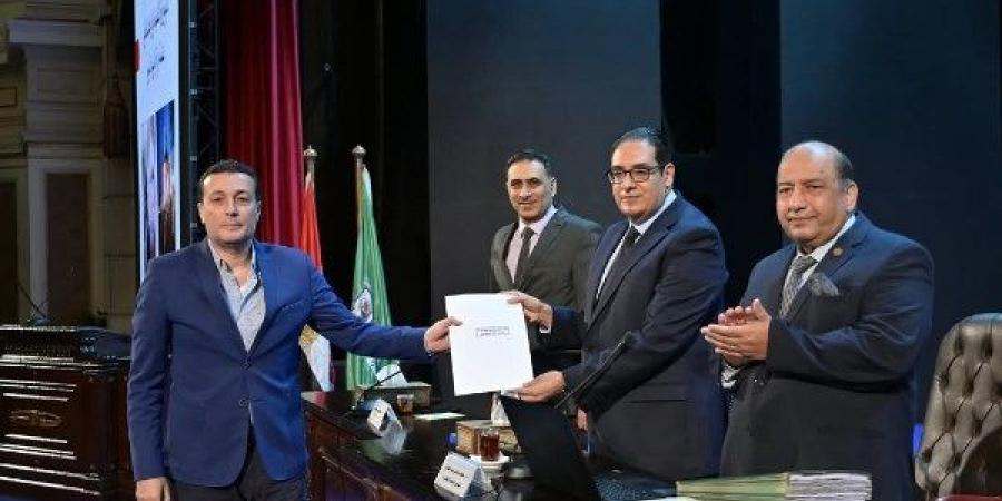 تكريم فريق العمل المشارك فى تنظيم زيارة الرئيس الفرنسي ماكرون لجامعة القاهرة - الكويت الاخباري