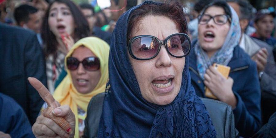 رجال ونساء بمريلة المطبخ.. مغربيات يتظاهرن للمطالبة بالمساواة في أعمال المنزل - الكويت الاخباري