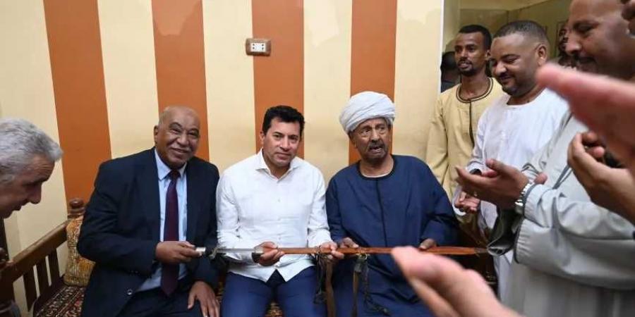 وزير الرياضة المصري يلتقي مشايخ قبيلة العبابدة بدراو لبحث احتياجات الشباب والبنية الرياضية - الكويت الاخباري