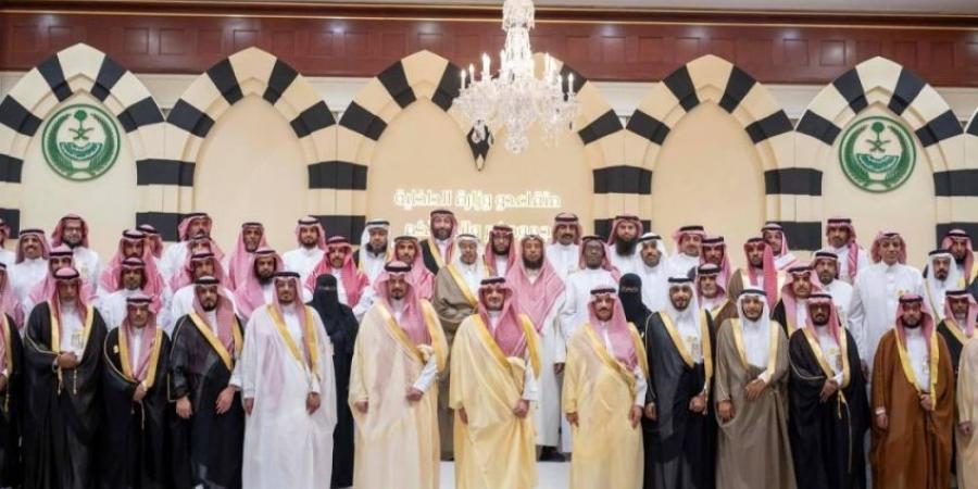 عبدالعزيز بن سعود يلتقي متقاعدي الداخلية بالمدينة المنورة - الكويت الاخباري