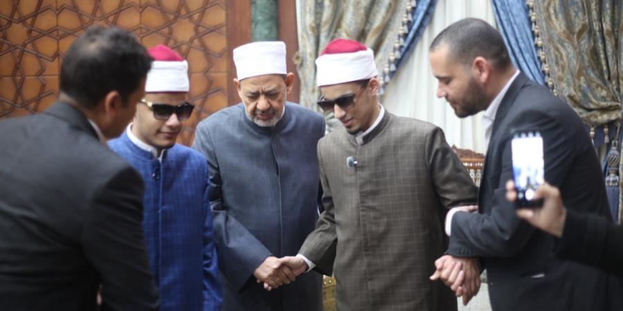شيخ الأزهر يستقبل والدة الطالب الأزهري "صاحب البصيرة" محمد أحمد حسن رفقة أولادها - الكويت الاخباري