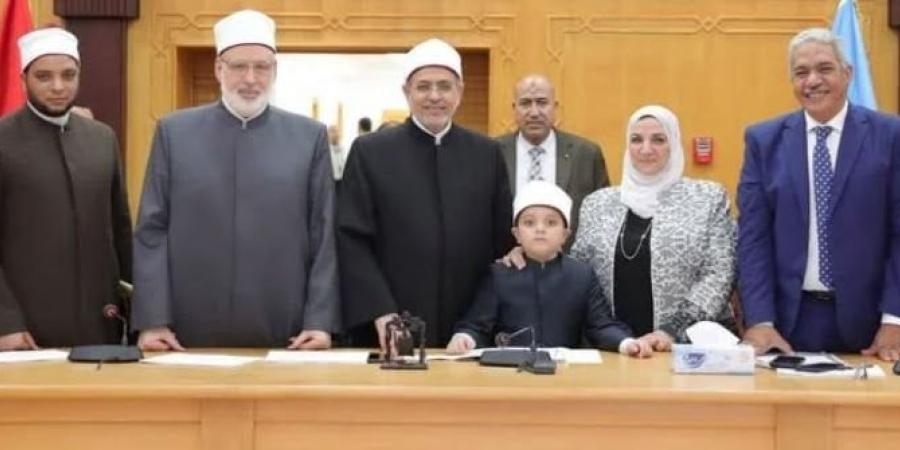 جامعة الأزهر تكرم الطالب أنس مصطفى ربيع لإبداعه في حفظ القرآن الكريم والمتون - الكويت الاخباري