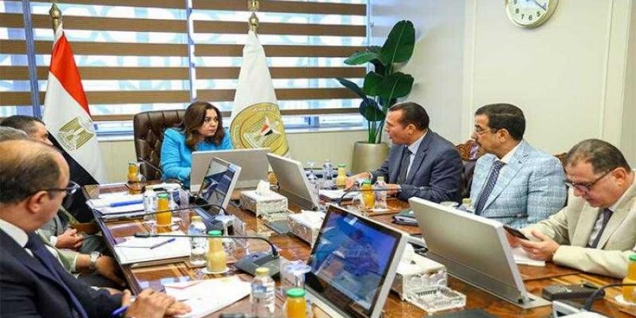 وزيرة التنمية تتابع مع قيادات الوزارة سير العمل في 16 مركز تكنولوجي بـ9 محافظات - الكويت الاخباري